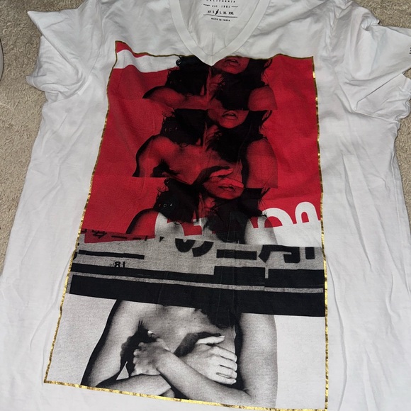 Guess Graphic VNeck TShirt Medium